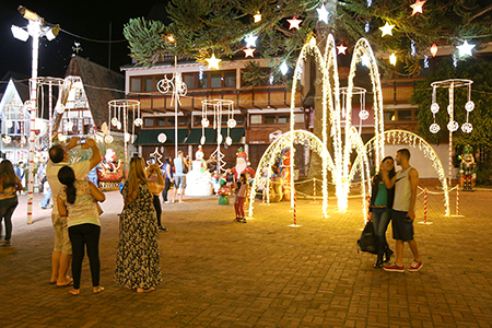 Luzes de Natal encantam o público e fazem sucesso nas praças de Campos do  Jordão