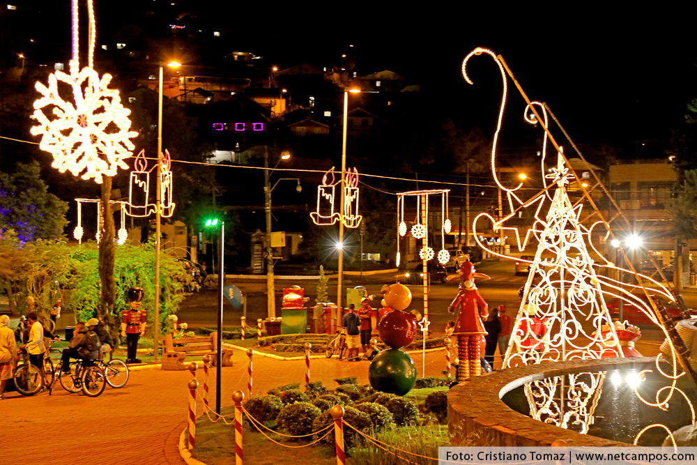 Praça da Bandeira em Campos do Jordão decorada para o Natal