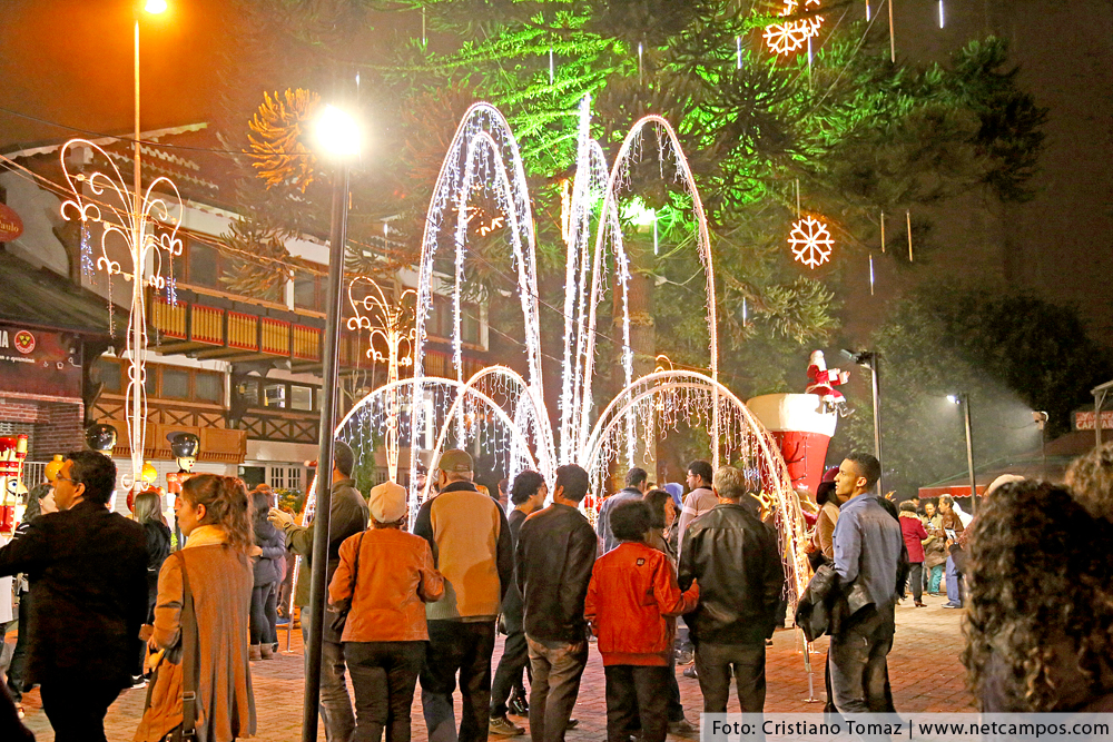 Praça São Benedito em Campos do Jordão decorada para o Natal
