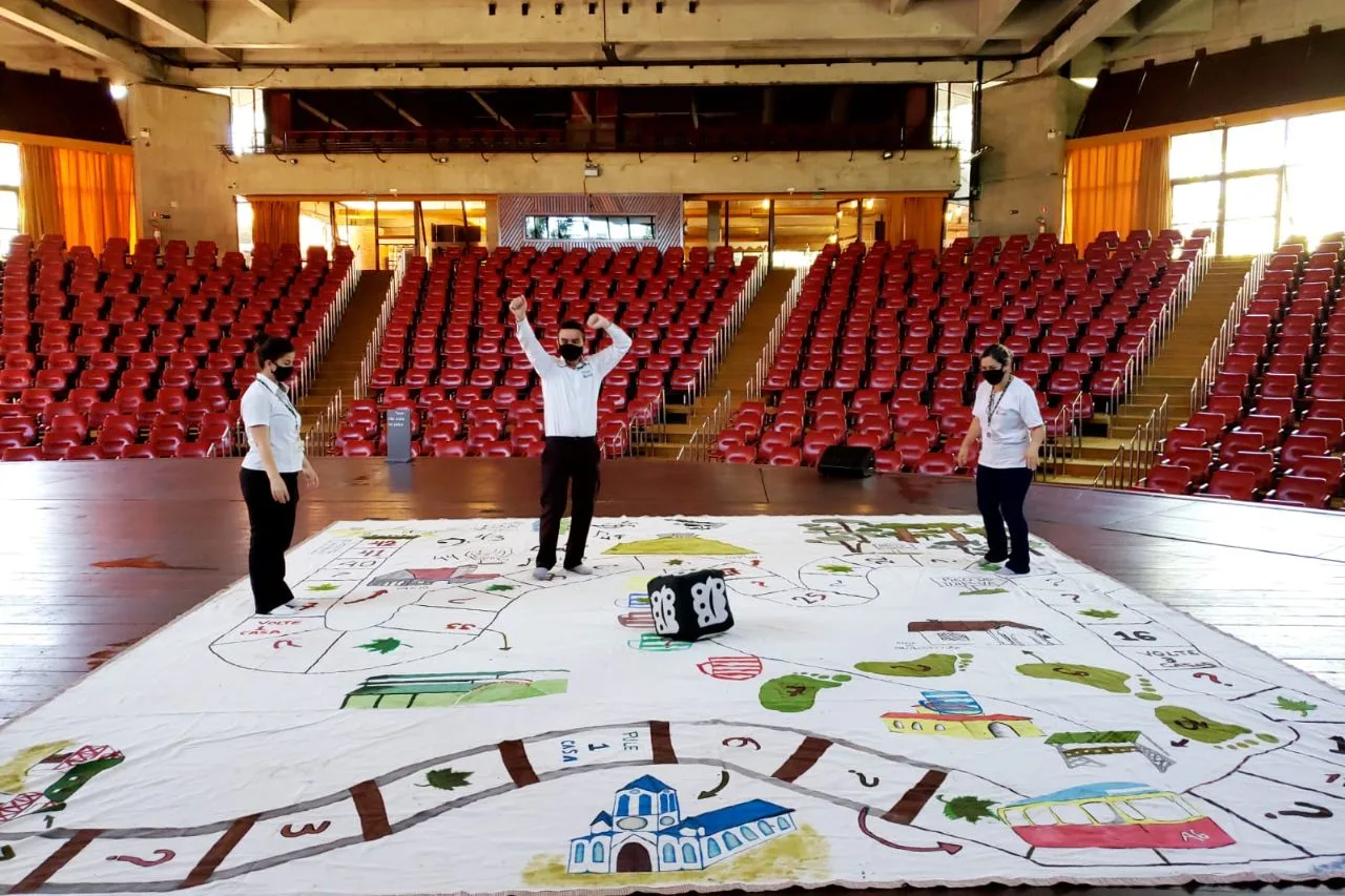 Começaram as fotos criativas com o tabuleiro gigante