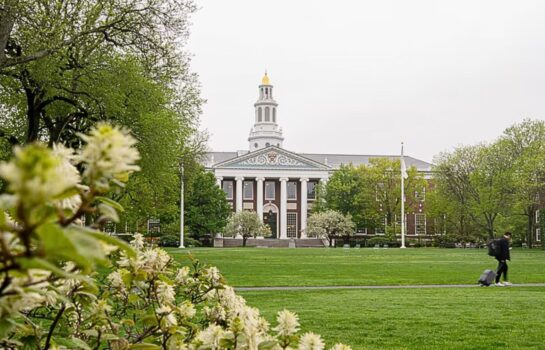 Trump intensifica inspeção para visitar Harvard e endurece regras do visto de estudante