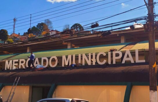 Letreiro iluminado dá início à revitalização do Mercado Municipal