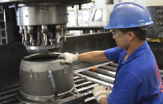 Indústria brasileira mostra sinais de reação, mas confiança ainda é limitada, aponta CNI