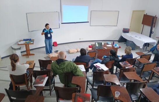 Médicos e enfermeiros são capacitados para atender pacientes em parada cardíaca