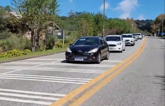 Estrada de Campos do Jordão registra movimento intenso no feriadão