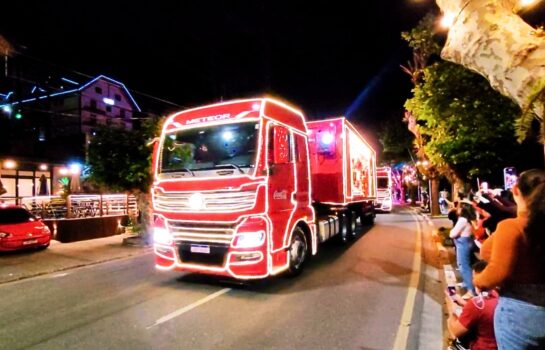 Caravana Coca-Cola atrai milhares de pessoas e reforça o maior Natal já vivido em Campos do Jordão