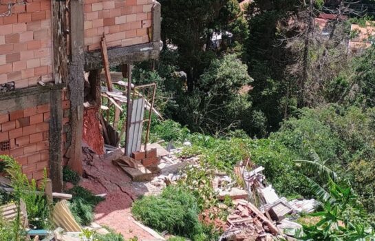 Bombeiros buscam possível vítima após desmoronamento de residência na Vila Britânia