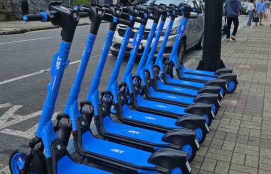 Patinetes elétricos da JET começam a operar em Campos do Jordão: veja preços, regras e como usar