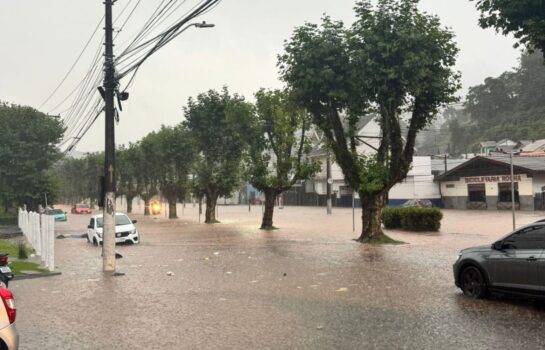 Chuva extrema causa inundações em Campos do Jordão