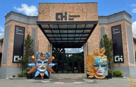 Máscaras gigantes da Dragões da Real transformam o Campos Hall em espetáculo carnavalesco e anunciam o Baile de Gala de Pré-Carnaval