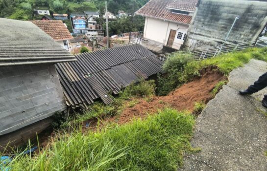 Após chuvas intensas, casas são interditadas pela Defesa Civil