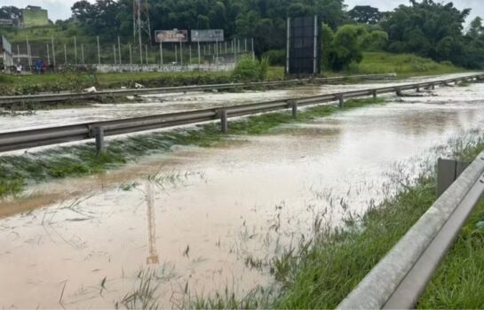 Córrego transborda e interdita rodovia Floriano Rodrigues Pinheiro
