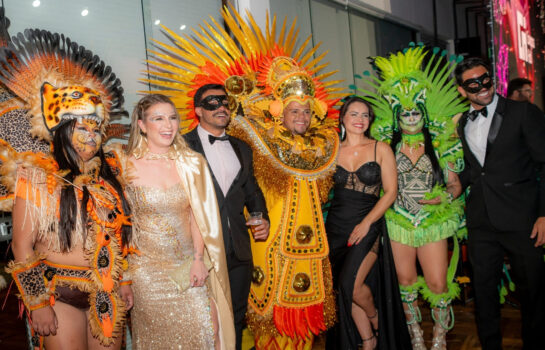 Baile de Gala Pré-Carnaval reúne tradição, cenografia carnavalesca e casa cheia em Campos do Jordão