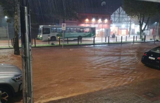Tempestade histórica despeja 90 mm em menos de uma hora e provoca alagamentos em Campos do Jordão