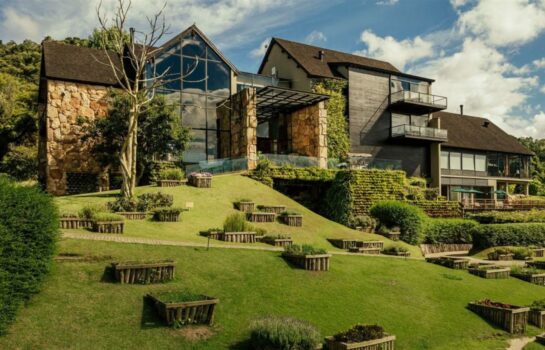 Daniel Vorcaro negocia venda do Hotel Botanique em Campos do Jordão por R$ 150 milhões